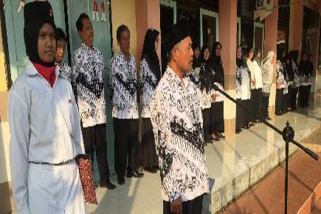 Upacara Hari Pendidikan Nasional Di SMAN 22 Surabaya