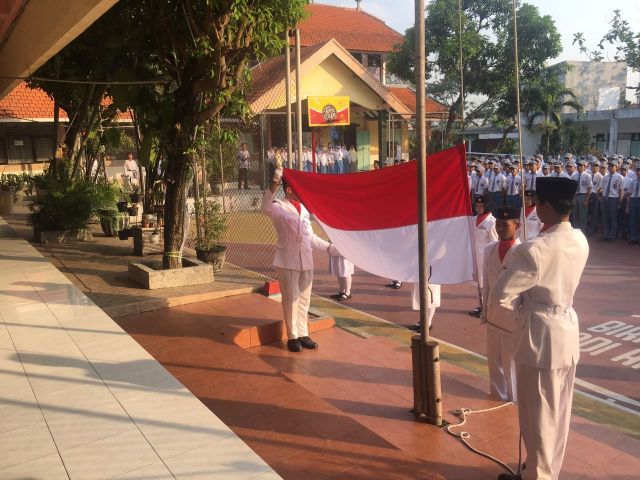 Upacara Bendera HUT RI Ke-74 di Lapangan SMAN 22 Surabaya 